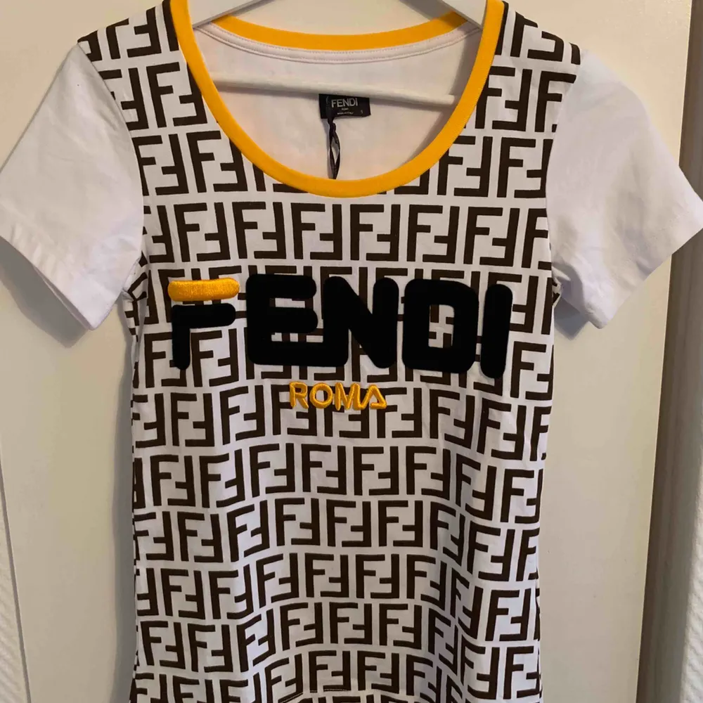 Oanvänd FENDI T-shirt för tjejer.  Storlek S  OBS: KÖPAREN STÅ FÖR FRAKTEN! Frakt med spårnummer kostar 63kr . T-shirts.