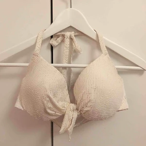  - vit bikiniöverdel med knyte i nacken och spänne i ryggen