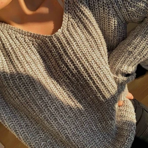  - Grå stickad tröja från brave soul! Oversized på mig, men snyggt att ha den som off shoulder på ena axeln! 