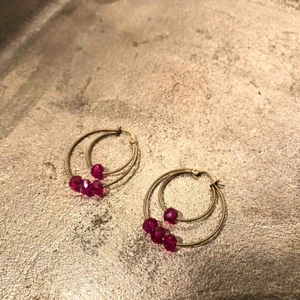  - Säljer mina favvo örhängen (har ett överskotts par). Helt oanvända. Kommer i förpackning. Köpta för 300 kr. Från Pipols bazaar. Frakt tillkommer men billigt.