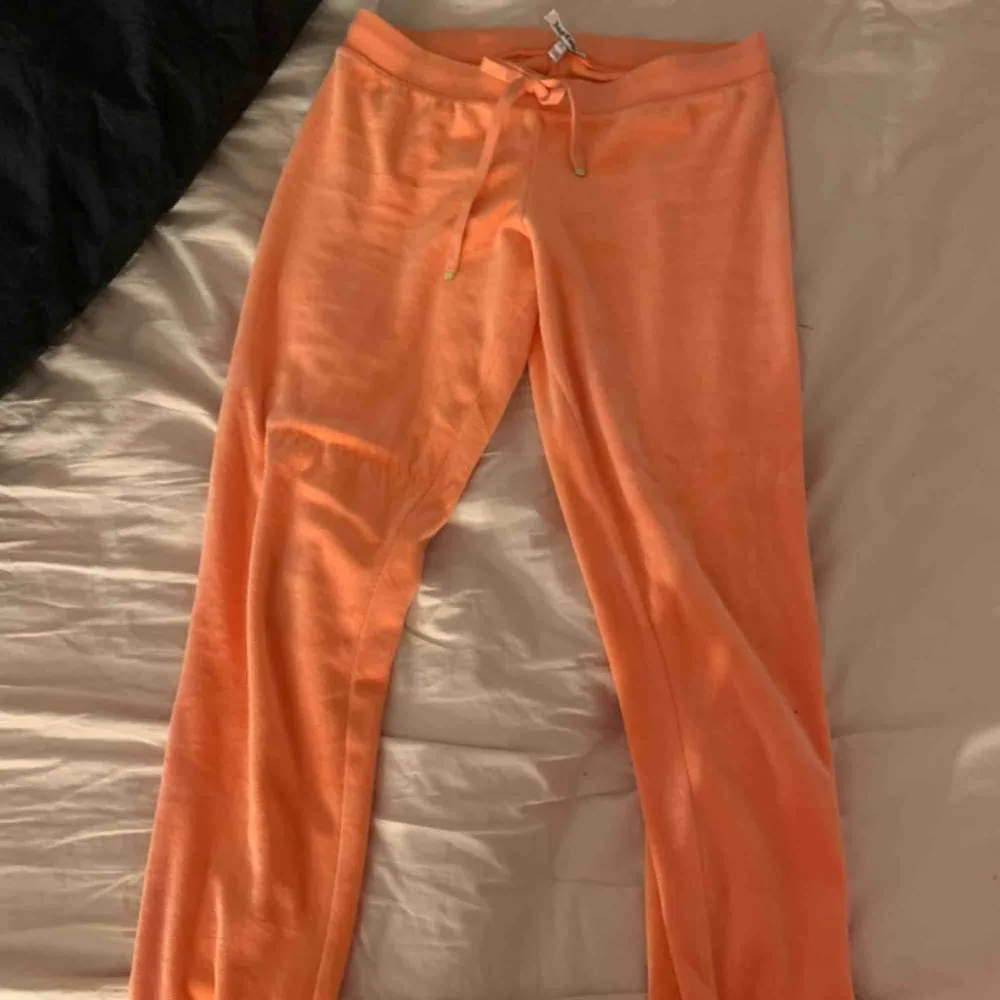 Ett par orange/ljusrosa juicy couture mjukisbyxor. Är i befintligt skick. För matchande set, både tröja och byxa blir det 450. Köparen står för frakt. Jeans & Byxor.
