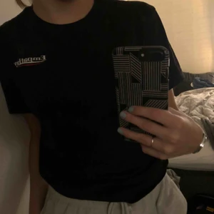  - Snygg t-shirt från Weekday i väldigt bra skick! Köparen står för frakten❤️