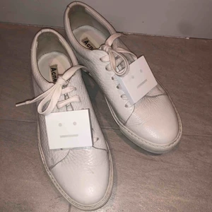 Acne skor -   vita äkta acne skor Går att få fler bilder använda ca 1 gång och är som nya,  även slutsålda i butik och internet, säljer p.g.a att jag gått över till storlek 38/39