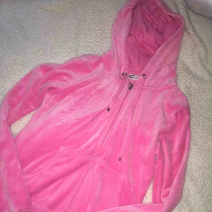  - Rosa Hoodie i Velour. En stuperfin och skön Hoodie i storlek SMALL. Jättefin färg! Aldrig använd, endast testad.  • Köparen står för frakt!