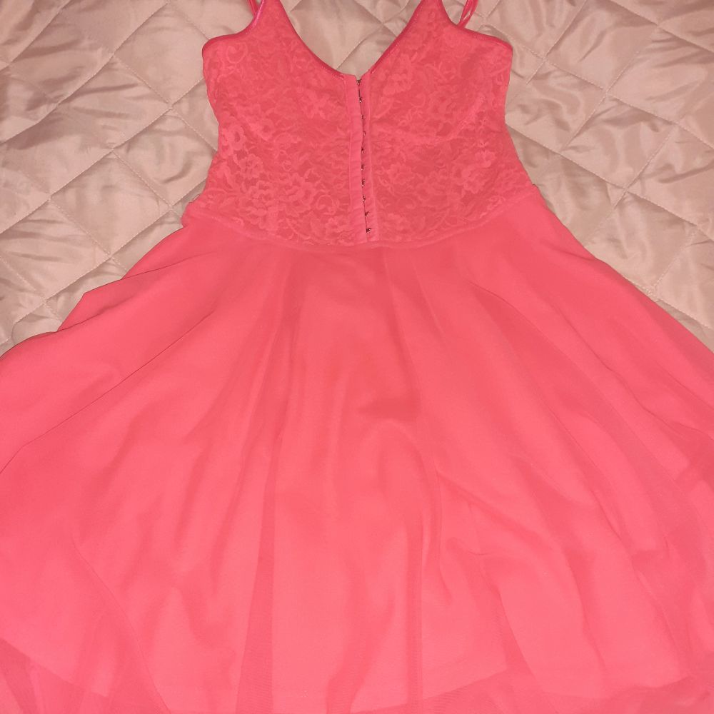 Oanvänd klänning. Säljs för att den var för liten. Rosa orange klänning. Köparen står för frakten😄. Klänningar.