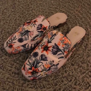  - Slip-in skor från HM. Säljes pga fel storlek så dem är knappt använda! Kan frakta eller mötas upp i Stockholm!   