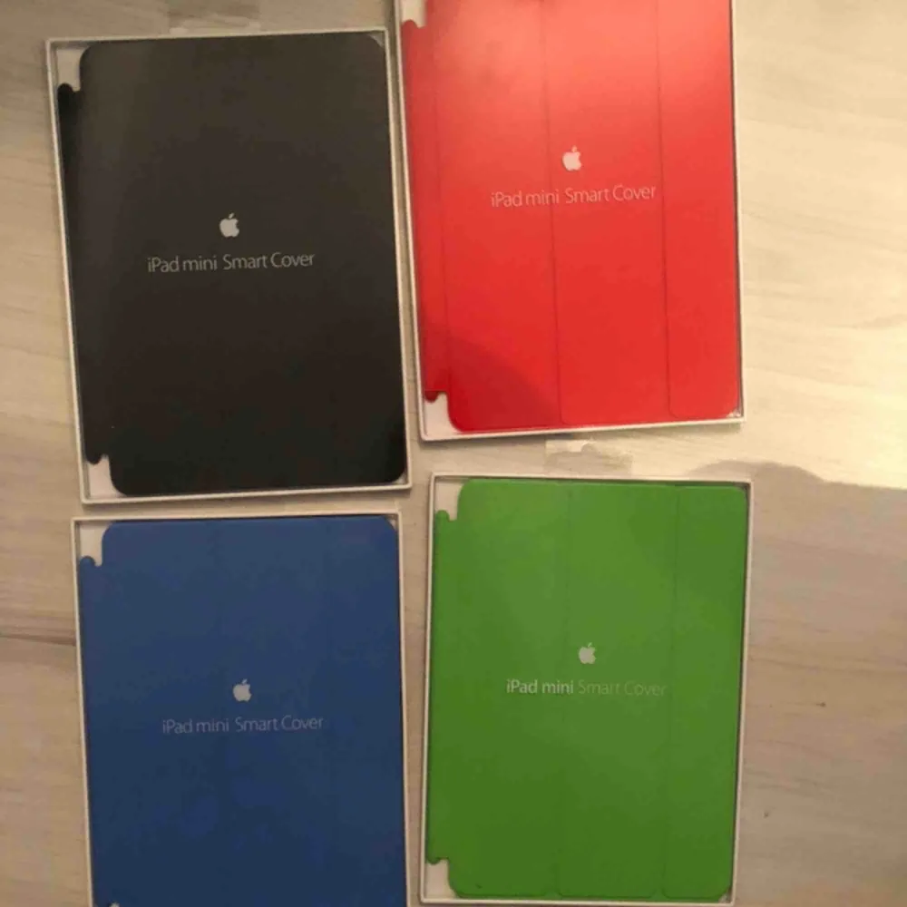 iPad mini Smart Cover nya i kartong!! Passar till iPad mini 2 och 3. 1 skal för 40kr 2 för 70!. Övrigt.