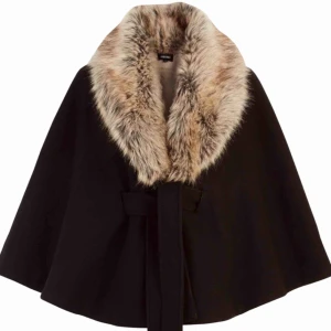  - Hej jag söker denna kappa/poncho har ni just denna från bubbleroom eller nåt liknade skriv gärna jag ge bud på 500kr och frakt