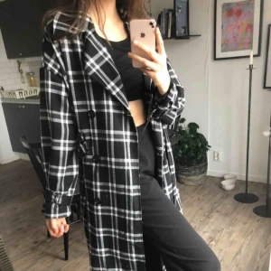  - Hur snygg kappa som helst! Aldrig använd🥵 Köpt på nakd för 999kr. Säljer pga garderobsrensning! Skriv om du vill ha mer bilder!❤️