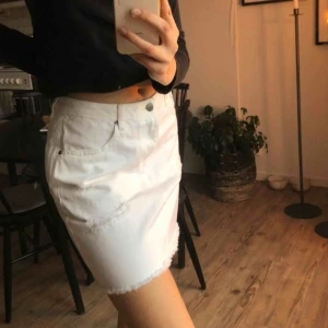  - Verkligen den perfekta vita jeans kjolen, måste tyvärr sälja den då den är för stor:( passar till det mesta och helt oanvänd🥺 