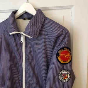  - Supercool blå och vit-randig jacka i superfint skick, fodrad och bara använd ett fåtal gånger!😇🌟