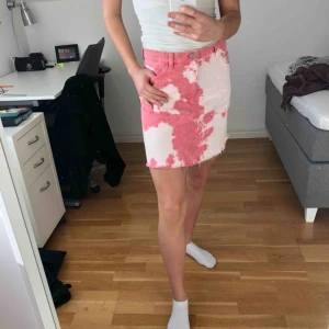  - Häftig kjol i jeans material som säljes då den tyvärr inte kommer till användning :( bara att höra av sig vid frågor! Frakten är inte inräknad i priset