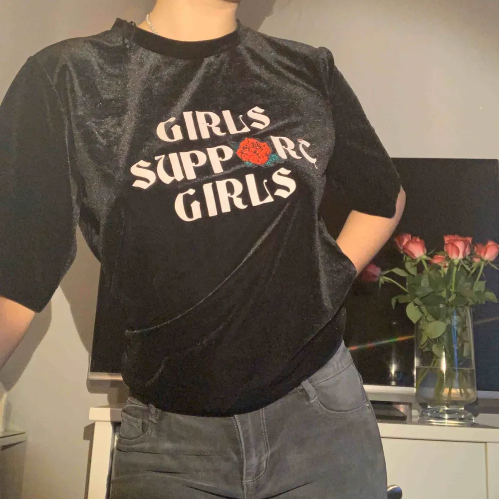 Topp med text ”girls support girls”, bra skick, oversize i storlek även fast den är xs. Velvet material. Skön att ha på sig. Toppar.