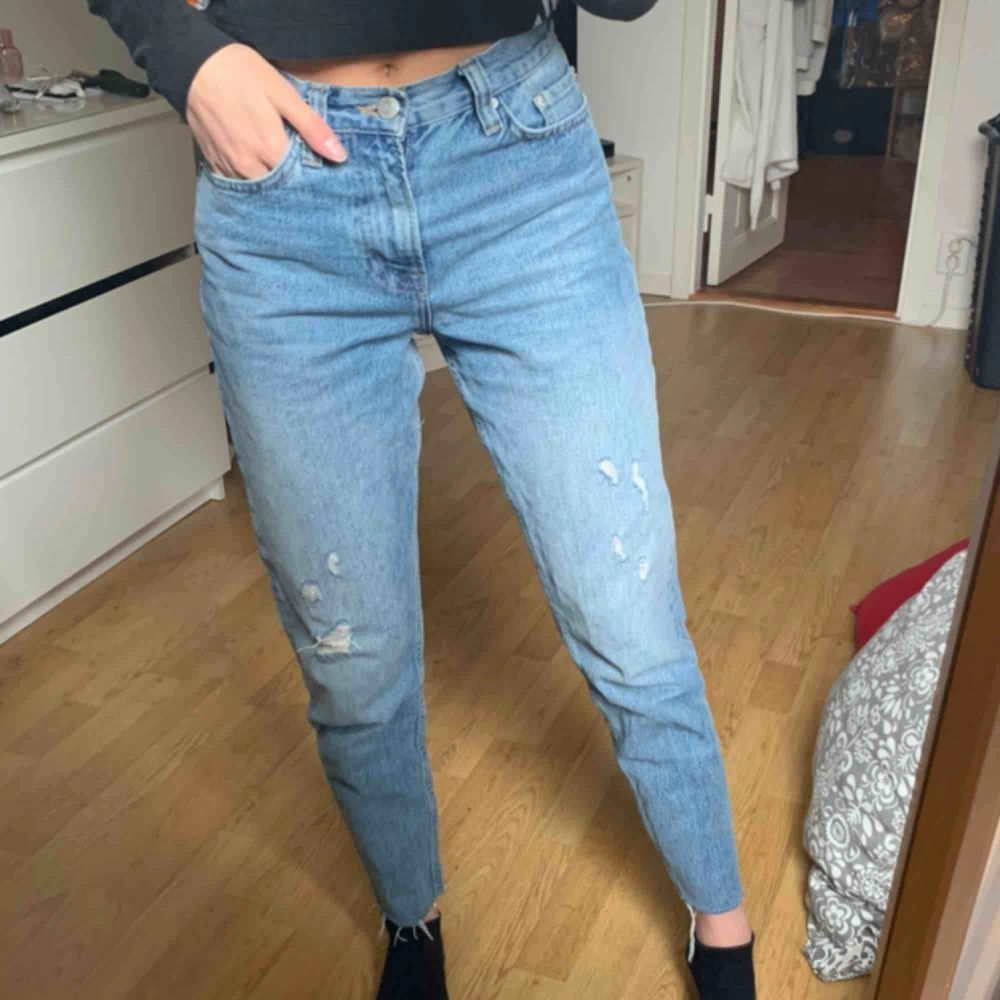 Jeans från Nelly, passar perfekt till mig som är storlek XS. Har klippt dom nertill för att de var för långa och jag är 1,60cm🥰. Jeans & Byxor.