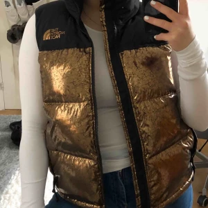  - Skit fin väst från the north face nu t våren. Jättebra skick oxå då ja har använt den max 2 ggr (köpt för 2395kr) Köparen står för frakt men kan ev mötas upp i Sthlm