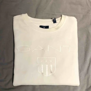  - fräsch, tunnare sweatshirt från Gant som är helt oanvänd med prislappen kvar. Perfekt nu till våren! Dock har den en liten fläck vid kragen (se tredje bilden) & därav kanonpriset!