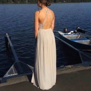  - Säljer nu min fina ljusgråa balklänning med en fantastisk rygg 😍 Jag är 170 cm lång och bär storlek 36✨🥂Endast använd en kväll! 