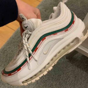 Nike air Max 97 x Undefeated  - Nike air max 97 x Undefeated strl 38. Jättefint skick och säljes för att de används för sällan🙂 kan leta upp e-kvitto/äkthetsbevis vid behov. Svåra att få tag på och går för betydligt mycket större summa på exempelvis Grailed och Stock X.