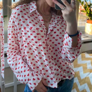  - Skitsnygg skjorta med hjärtan på. Går att både klä upp och klä ned!⚡️ endast använd en kväll👍🏻