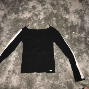  - En hollister tröja med en rosa och vit rand på armen väldigt skön. 100kr+30kr i frakt