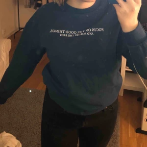  - En sweatshirt i storlek S. Använd 2 gånger. Jättefin färg med ett citat ”focus on the good things, and forget the rest” Köparen står för frakt. 