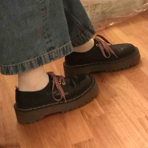  - Jättesnygga dr martens liknande skor, med platå och coola skosnören! Säljer då de tyvärr är lite för stora för mig. Köparen står för frakt men jag möts väldigt gärna upp i Uppsala!