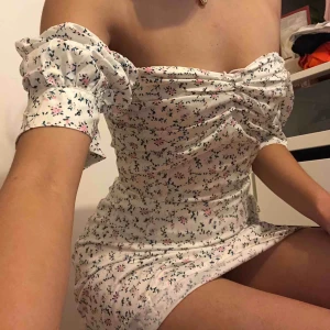  - blommig vit off-shoulder klänning, nyinköpt och aldrig använd. Frakt på 44kr tillkommer ☺️ ( tar inte emot bud lägre än de som är skrivet i annonsen ) 