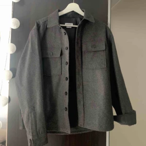  - Jacka från weekday i storlek S, jättesnygg och passar bra nu när våren börjar komma. Använd en gång så perfekt skick! Nypris 700kr