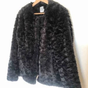 Brun jacka i fakepäls  - Jacka i fakepäls i strl XL.  Använder vanligtvis M/L i jackor men denna sitter som en smäck! Super snygg på. Använd fåtal gånger. 