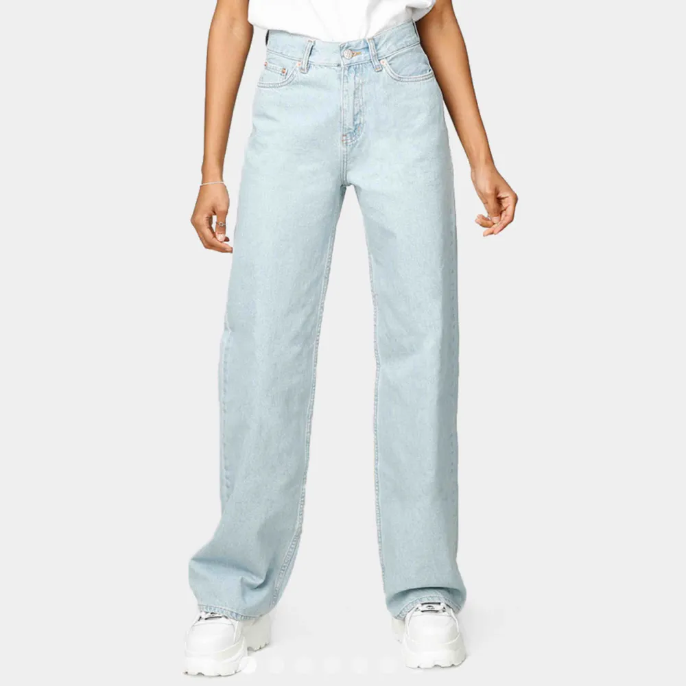 Ett par jättefina ljusblå jeans från Junkyard. Endast använda ett fåtal gånger och är därför i väldigt bra skick🥰  Köparen står för frakt. Jeans & Byxor.