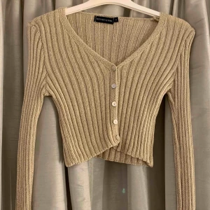  - Helt ny supersnygg stickad tröja, endast testad. Strl xs 