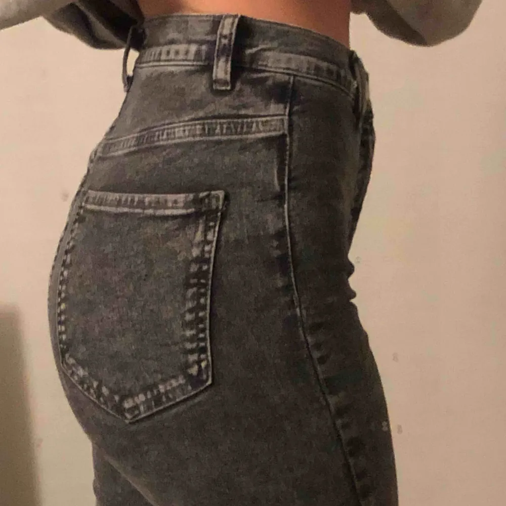 supersnygga skinny jeans från gina. passar mig i benen och i midjan som är 173 cm och har 25/26 i midja. säljer pga garderobsrensning - använda absolut max 3 gånger! . Jeans & Byxor.
