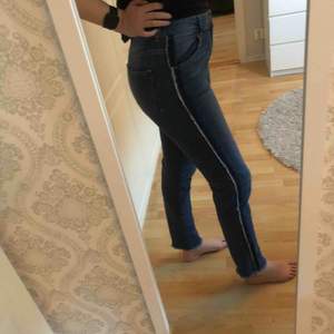 Jeans med vita streck på sidorna som är använda hyfsat lite. Storlek 36 men är som storlek 38. Passar perfekt i längden om man har långa ben. Inga slitningar eller märken. 