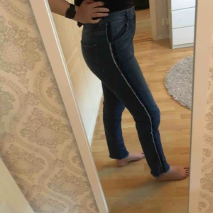  - Jeans med vita streck på sidorna som är använda hyfsat lite. Storlek 36 men är som storlek 38. Passar perfekt i längden om man har långa ben. Inga slitningar eller märken. 