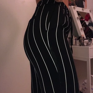 Kostymbyxor - Sjukt snygga kostymbyxor köpta här på plick. Men är tyvärr lite tajta att få på sig för mig, pga resåren som är trög över höften, men går absolut att få på sig, men kommer inte till användning.