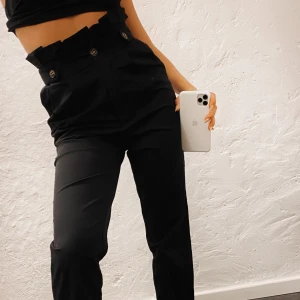 Höga kostymbyxor - Ett par högmidjade kostymbyxor från nakd. Använda en gång och super bekväma. Storlek 32