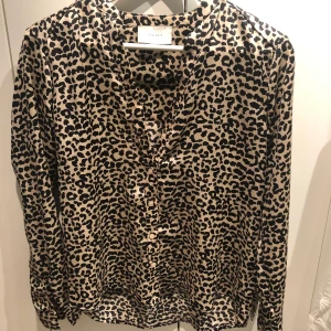 Skjorta från Neo Noir - Super fin skjorta/blus från NEO NOIR st 34-36, den är väl använd men inget som syns. 100kr + 63kr i frakt 🥰
