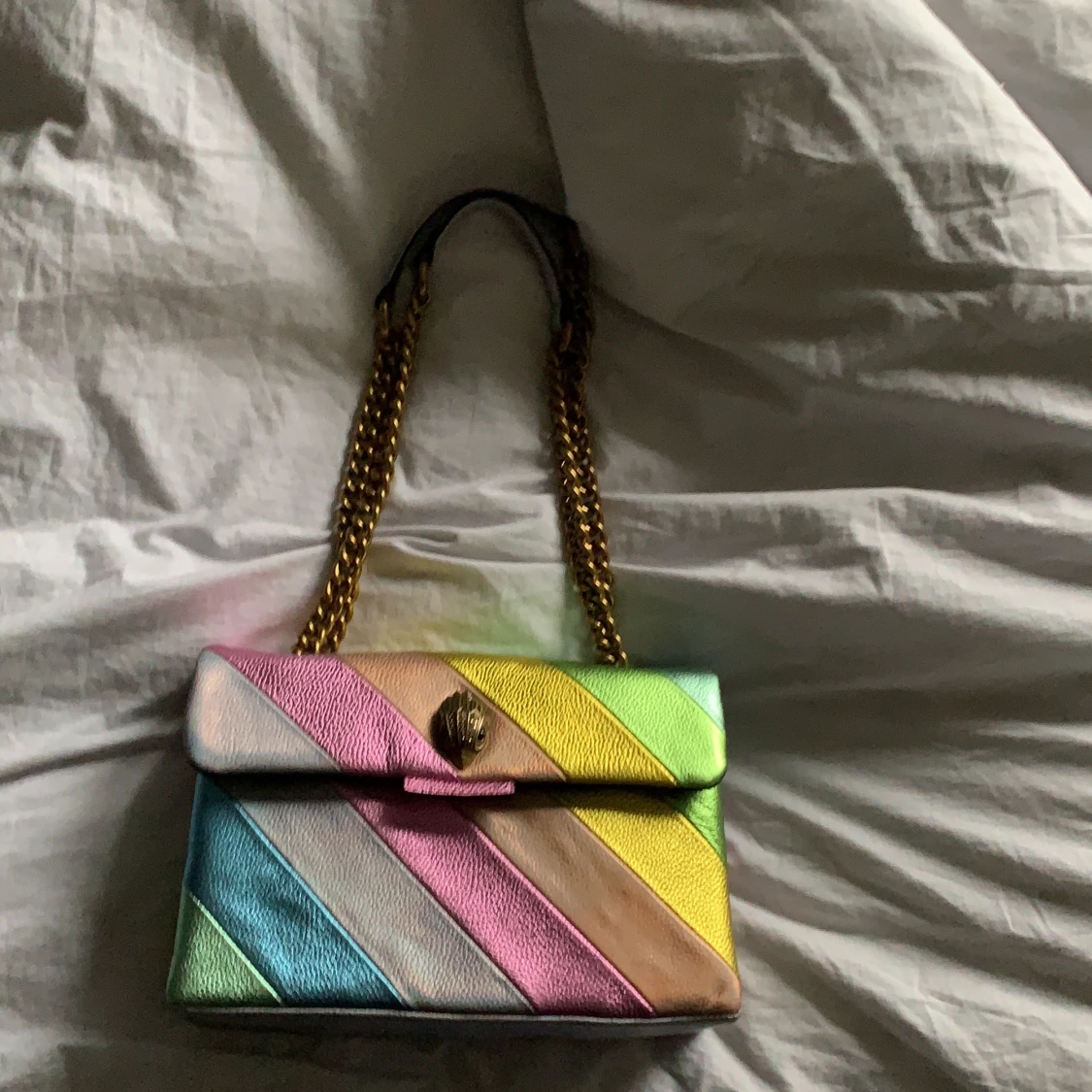 Säljer nu min väska från Kurt Geiger. Endast använd tre gånger. Säljer vid rimligt pris. Köpt för 2400kr - 91