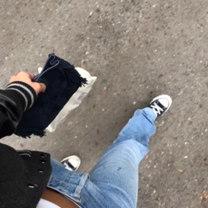 Jeans - Säljer dessa lowwaisted levis jeans, köpa secound hand, är 170 cm lång och har vanligtvis 38 i jeans, dessa är dock herrmodell Och sitter oversized på mig   frakt 66kr BUD - 400kr