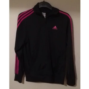  - Adidas tröja, knappt använd! Strl 164 så passar till både S och M 