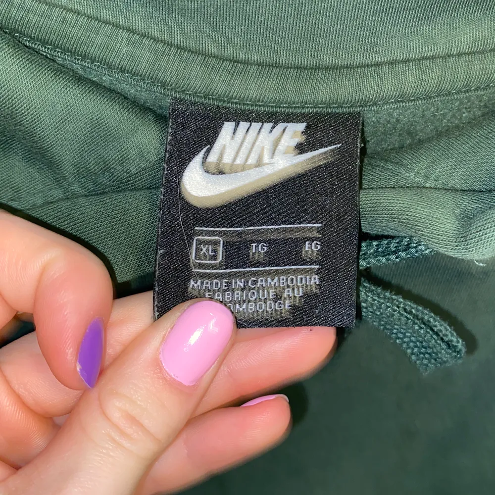 Supernice Nike hoodie i storlek XL som e asnice om man vill ha en lite oversized å mysig hoodie! En gammal favorit så definitivt använd men i felfritt skick utöver! Första bilden har jag knutit upp den med en toffs☺️💖 Ledande bud: 350kr + frakt💖. Hoodies.