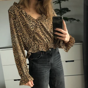 Leopard blus  - En jättefin blus i leopardmönster från hm. Aldrig använd och prislappen sitter kvar. Storlek 36 men passar även mig som brukar har 34