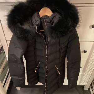 Rock & Blue jacka  - Storlek 38 men mer som en 36:a. Knappt använd. Tajt passform. Äkta pälskrage. 