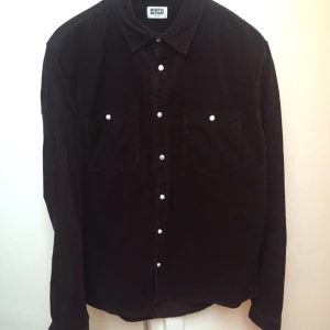  - Mörkröd Manchesterskjorta från Weekday