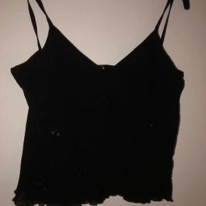 söt topp - söt topp med paljett detaljer. superfint skick med alla paljetter kvar. köparen står för frakt 💓