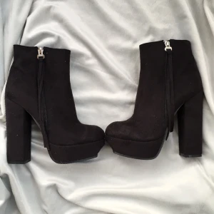  - Svarta mockaimitation boots ifrån Nelly i storlek 36. Använda endast två gånger.

Frakt tillkommer.
Swish 