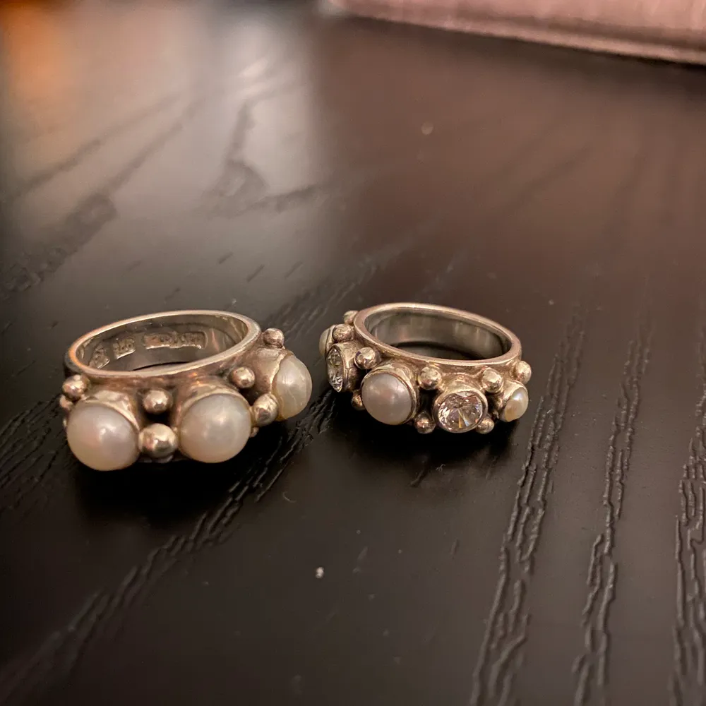 Två stycken ringar från märket KUMKUM. Ringen till vänster är i storlek 15 och den till höger är i storlek 13. 500kr styck. . Accessoarer.