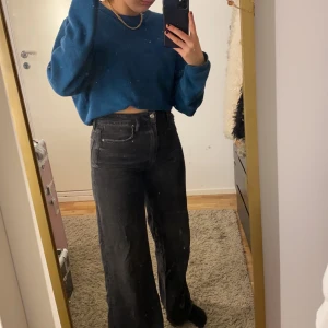 Vida svarta jeans  - Ett par vida svarta jeans från Gina i storlek 36... säljer då dem sitter lite för tajt på mig. Varsamt använda så mycket bra skick! Frakt står köpare för🖤🖤 är 1,69 cm lång. 