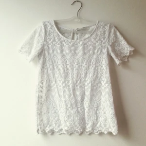  - Jättefin spetströja i strl 36, men är mer som en 34. Passar till det mesta!