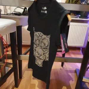 PLEIN SPORT T.SHIRT - NY plein sport T.SHIRT med pris pappa.ny pris 1499.passar 'xs-m och till båda kön